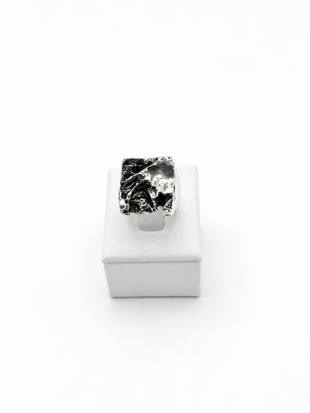UN.06 XVII — photo 1